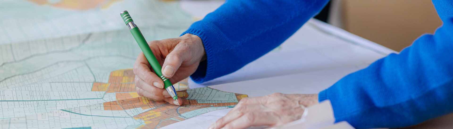 Eine Person, die eine Karte bearbeitet