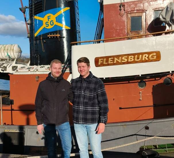 2 Menschen die vor ein Schiff standen in Flensburg