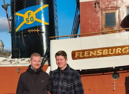2 Menschen die vor ein Schiff standen in Flensburg