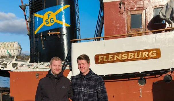 2 Menschen die vor ein Schiff standen in Flensburg